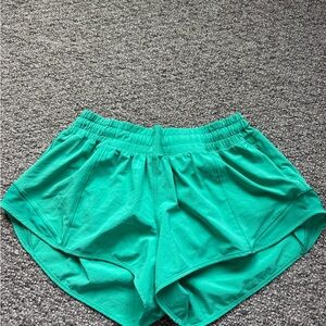 lululemon athletica green Athletic Hotty Hot shorts 2.5 inch, size 6